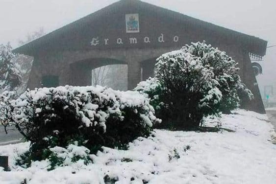 Neve no Brasil: saiba mais sobre essa maravilha da natureza em nosso país Neve no Brasil? Sim, é verdade! Embarque em uma aventura gelada e explore curiosidades e os destinos mais charmosos do inverno brasileiro.