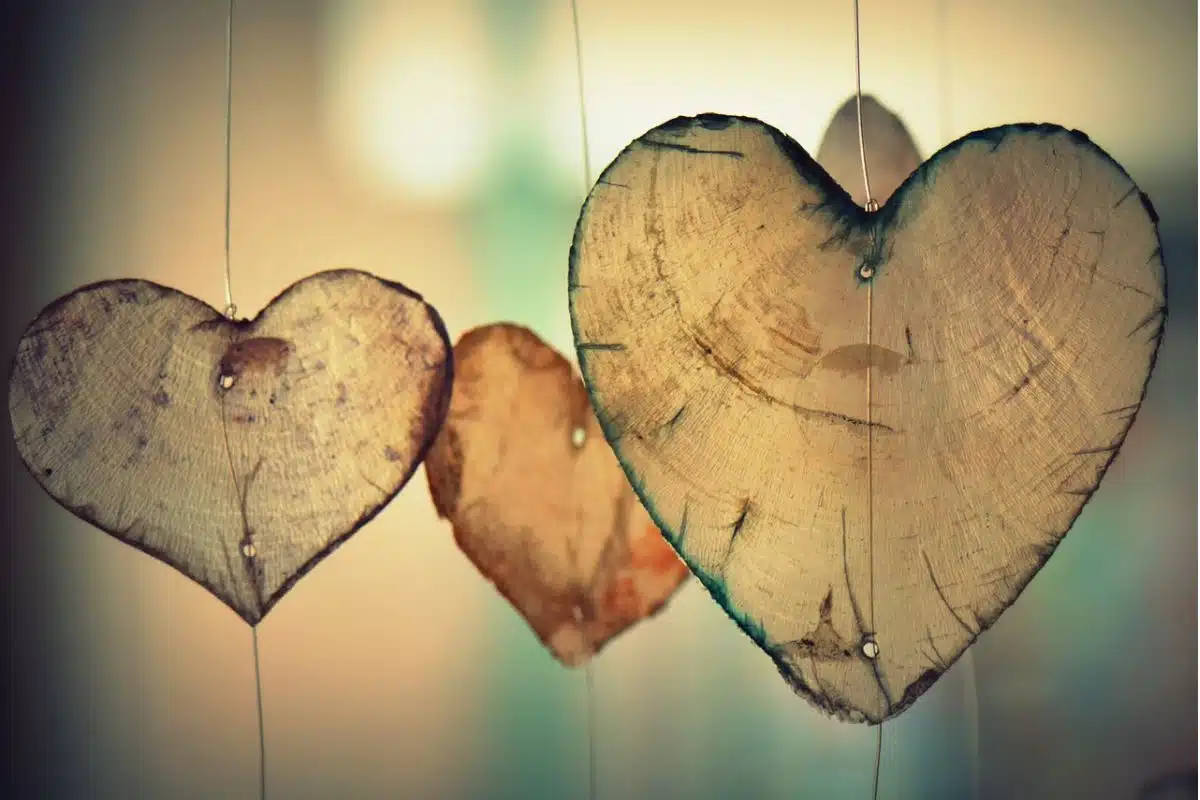 50 frases de amor para você expressar toda sua paixão 50 frases de amor para você expressar toda sua paixão Quer expressar todo o seu amor de forma especial? Nosso artigo te ajuda com as 50 frases de amor mais lindas e inspiradoras para você dedicar à pessoa amada.