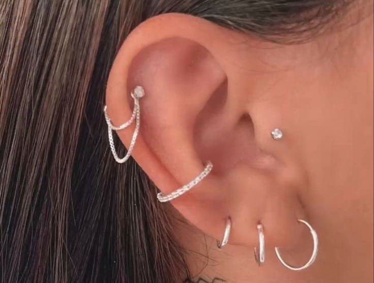As 45 melhores ideias de piercing na orelha feminino para você se inspirar Está na dúvida sobre qual piercing na orelha fazer? Temos a solução! 45 ideias incríveis para te inspirar. Confira!