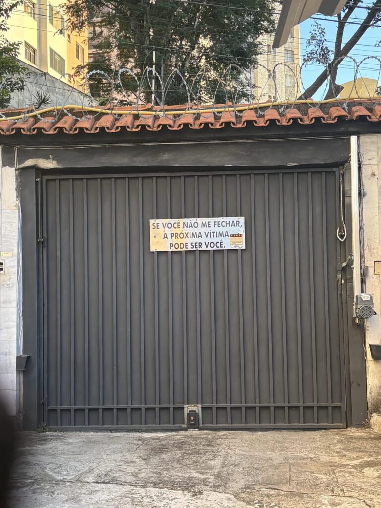 62 placas engraçadas: as mais hilárias que provam que se tem placa, tem história placas-engraçadas-se-tem-placa-tem-história